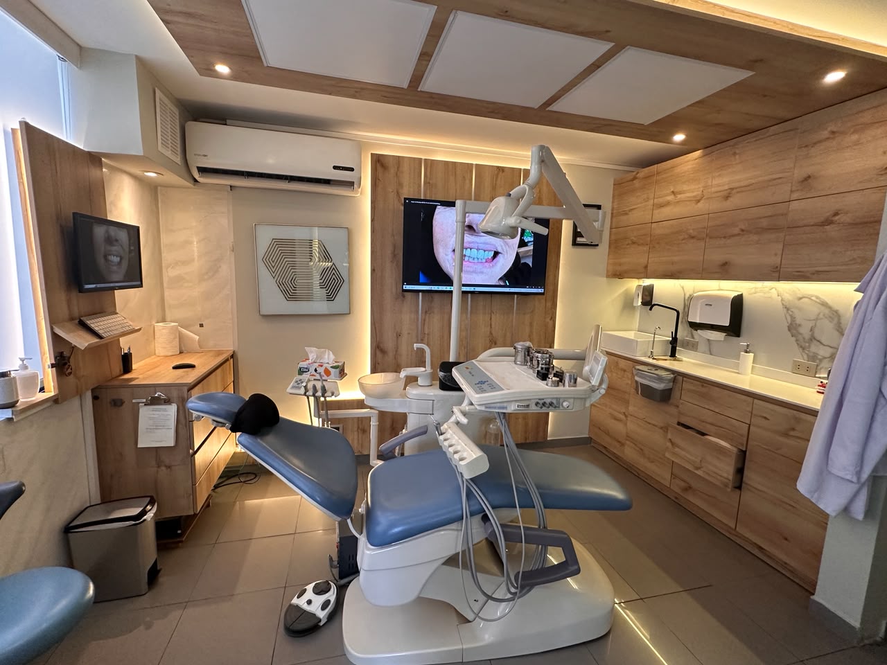 Unidad dental y pantallas del consultorio